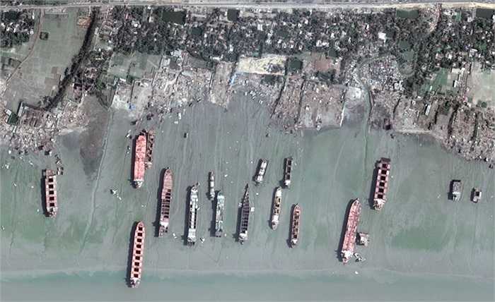 Sau đó chúng được cắt xẻ bằng búa tạ và đèn hàn