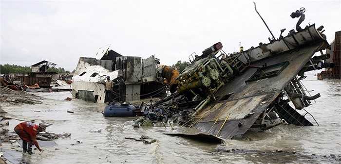 Thường xuyên làm việc trong môi trường chứa kim loại nặng, sức khỏe của các công nhân xẻ xác tàu thường bị suy giảm nhanh chóng