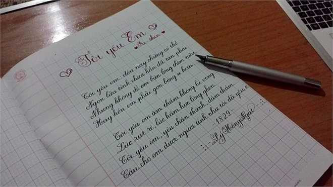 Khi viết bảng hay giảng bài tập trên lớp, Ngát dùng nét chữ quy chuẩn, không cách điệu. Ở một số bài viết khác, Ngát luyện chữ kết hợp cả thư pháp, sử dụng cách điệu trong chữ hoa đầu dòng.