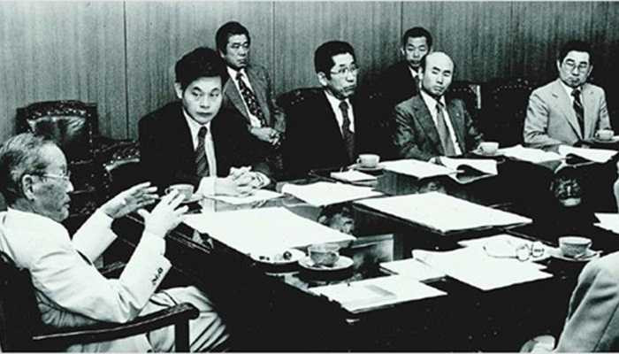 Sinh tháng 1/1942, ông Lee Kun Hee đã gia nhập tập đoàn Samsung vào năm 1968. Ông từng tốt nghiệp ngành kinh tế tại đại học Waseda và lấy bằng thạc sĩ ở đại học George Washington, thành thạo tiếng Anh và tiếng Nhật. Khi còn là một trợ tá cho cha mình, tỷ phú Lee Kun Hee đã hướng Samsung tập trung vào ngành công nghiệp sản xuất bán dẫn.Chỉ là con trai út trong gia đình có tới 3 con trai họ Lee khi người cha Lee Byung-Chul còn nắm quyền điều hành Samsung, tỷ phú Lee Kun Hee hầu như không có cơ hội