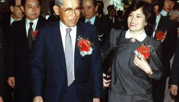 Thế nhưng, cuộc đời run rủi đã khiến hai người anh của Lee Kun Hee mất dần sự tín nhiệm của cha, và đưa ông trở thành người thừa kế sáng giá, duy nhất của gia đình họ Lee vào những năm cuối đời cựu chủ tịch Lee Byung-Chul. Đây là bức ảnh ông Lee Kun Hee và cha trong một cuộc họp HĐQT Samsung vào năm 1978. Sự tin tưởng và tập trung tuyệt đối của Lee Kun Hee khi đó đã vấp phải phản ứng của cả HĐQT lẫn ban giám đốc, nhưng thời gian lại chứng minh cho lựa chọn sáng suốt của ông. 