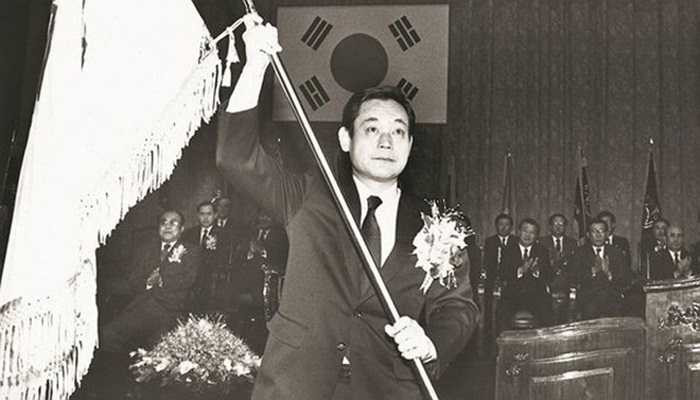 Ngày 1/12/1987, 2 tuần sau cái chết của cố Chủ tịch Lee Byung-Chul, Lee Kun Hee tiếp quản chiếc ghế mà cha mình để lại. Khi đó, Samsung đang ở thế 'hậu bối' và chịu đứng sau hàng loạt tên tuổi ngành điện tử khác như Sony, Toshiba, Sharp, NEC, Hitachi, và sản phẩm của hãng chỉ được coi là hàng cấp thấp. Đến tháng 10/1993, Samsung Electronics đã vượt qua các doanh nghiệp Nhật Bản để trở thành công ty đứng đầu thế giới lĩnh vực dung lượng bộ nhớ.