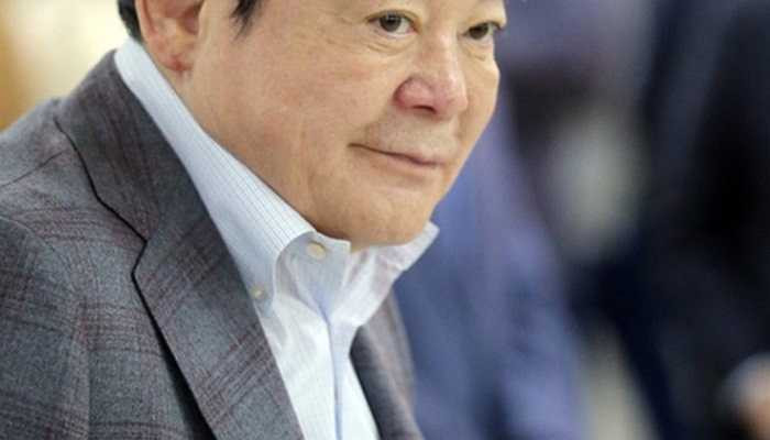 Để thay đổi điều này, Lee Kun Hee quyết định Samsung sẽ tập trung vào công nghệ số hóa, đồng thời đưa ra tuyên bố nổi tiếng 'Thay đổi tất cả trừ vợ và con'. Trong một thời gian dài, ông không đến văn phòng, không nghe điện thoại, tiếp khách, Lee buộc các cấp dưới của mình phải tự ra quyết định và chịu trách nhiệm. Cách làm việc khác thường của vị chủ tịch 50 tuổi khi ấy đã mở ra cuộc 'đại cách mạng', tạo nên 'chính sách quản lý mới', giúp Samsung vượt qua cuộc khủng hoảng tài chính năm 1997.