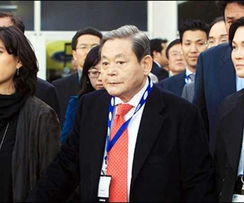 Sức khỏe không ổn định khiến ông Lee Kun Hee thường xuyên phải ra vào bệnh viện. Những năm 90, sau một thời gian ngắn tiếp quản công việc của cha, ông cũng phải đối mặt với căn bệnh ung thư phổi. Trong 2 năm gần đây, vị tỷ phú này thường xuyên phải cấp cứu do đau tim, thậm chí tim của ông đã ngừng đập trong vài lần vào viện. Để chuẩn bị cho một thế hệ thừa kế tiếp theo, tỷ phú này đã dần trao quyền điều hành những công ty lớn thuộc tập đoàn cho 3 người con của mình. 