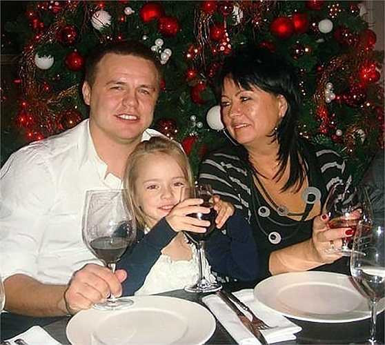 Kristina bên bố và bà nội năm 4 tuổi