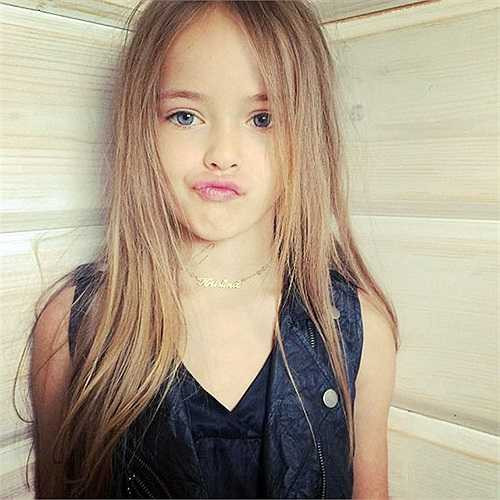 Khác với người chị có gương mặt cá tính và góc cạnh, Kristina thừa hưởng nét đẹp mong manh, thánh thiện