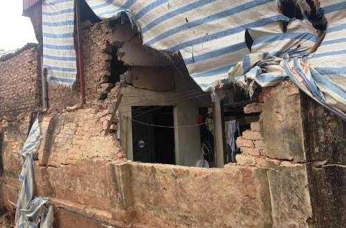 Xe tải đâm sập tường nhà dân, nhiều người thoát chết