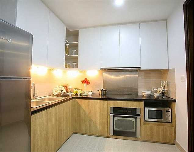 Phòng bếp được bố trí gọn gàng, hợp lý, kèm theo các trang thiết bị như: máy hút mùi siêu mỏng, công suất 400 m3/h. Chậu, vòi rửa bát kiểu dáng hiện đại. Mặt bếp làm bằng đá Granite... 