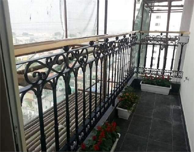 Cuối năm 2013, ông Nguyễn Hữu Đường, Chủ tịch Hòa Bình đã quyết định mạ vàng thành lan can căn hộ, dát vàng cửa thang máy và phào chỉ sảnh đón tầng 1. 