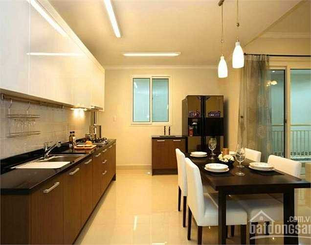 Bước vào sảnh tòa nhà hiện nay, khách hàng dễ dàng nhận thấy sự sang trọng vốn chỉ có thể cảm nhận ở những khách sạn 5 sao. Tại đây, sàn nhà và cột được ốp lát đá cẩm thạch nhập từ Tây Ban Nha, phần phào chỉ của sảnh được dát vàng và cửa thang máy mạ vàng. 