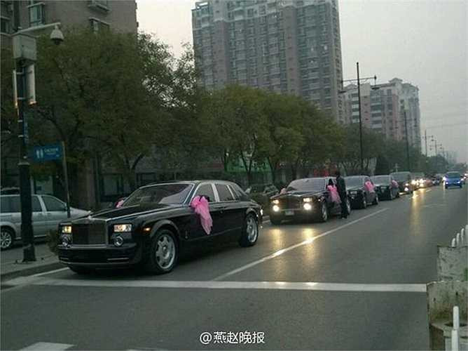 Đoàn xe rước dâu gồm toàn siêu xe đắt tiền, mỗi xe có giá khoảng 680.000 - 800.000 nhân dân tệ (khoảng 20 đến 30 tỷ đồng)