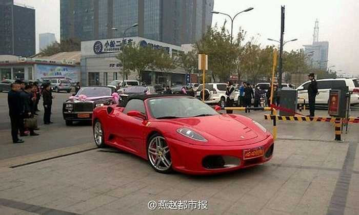 Chiếc siêu xe rước dâu màu đỏ của một triệu phú ở thành phố Đường Sơn, tỉnh Hà Bắc, Trung Quốc