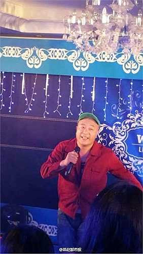 Báo Trung Quốc nói, nhiều người qua đường đã vô cùng choáng váng trước đoàn xe rước dâu trị giá 700 tỷ diễu hành trên phố hôm 23/11