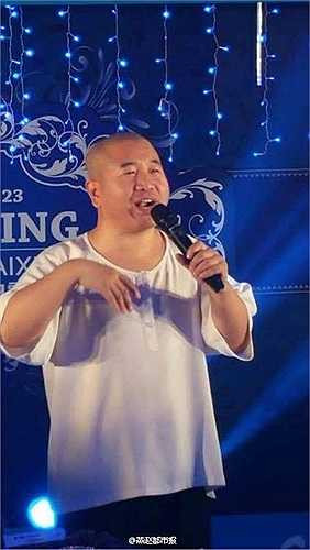 Nhiều người qua đường đã dùng điện thoại chụp ảnh đoàn xe này và đăng lên mạng