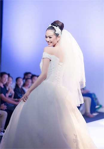 Khánh My yêu kiều với đầm cưới.