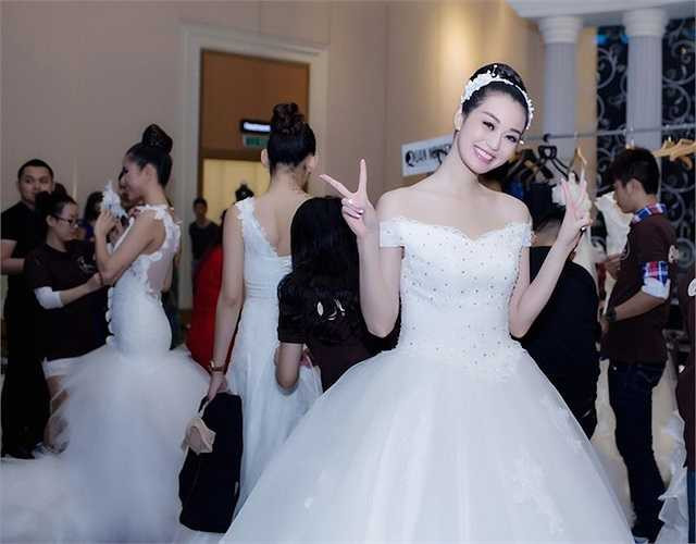 Cô vô cùng nhí nhảnh trong hậu trường.