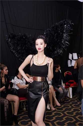 Trong lần xuất hiện này, cô hóa thân vào hình tượng thiên thần bóng tối.