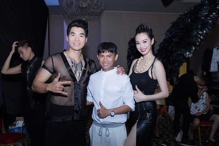 Nhẹ nhàng sải những bước dài trên sàn catwalk, Khánh My cuốn hút các quan khách có mặt tại show diễn bởi ánh mắt sắc lạnh và khuôn mặt sắc sảo lạnh lùng đầy kiêu kỳ.