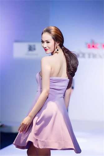 Khánh My trong một thiết kế tinh tế.