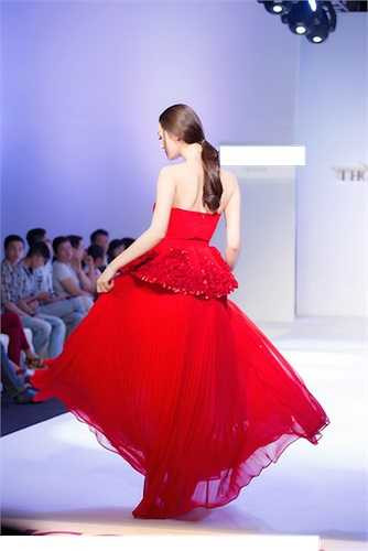 Người đẹp lộng lẫy trong một trang phục đỏ rực.