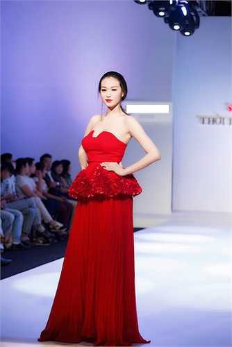 Thiết kế peplum giúp cô khoe được lợi thế vòng ba gợi cảm.
