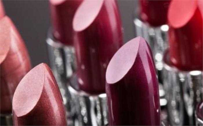 Phụ nữ mang thai và bà mẹ cho con bú cũng nên tránh sử dụng son môi vì có thể gây hại cho thai nhi.