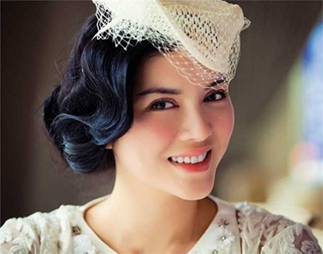 Lý Nhã Kỳ kinh doanh cái gì là thắc mắc của rất nhiều người. Bởi chỉ trong một thời gian ngắn, Lý Nhã kỳ giàu lên nhanh chóng với khối tàn sản khổng lồ mà không phải ai cũng có được.