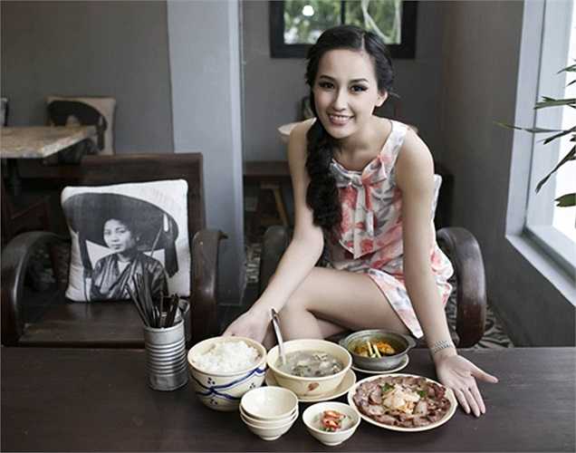 Không phải là người đi đầu trong phong trào các người đẹp của showbiz Việt kinh doanh ẩm thực nhưng Mai Phương Thúy lại là một trong số ít những người gặt hái được những thành công nhất định trong quá trình kinh doanh. Điều đó được chứng minh qua số lượng thực khách ghé đến quán ăn của cô hằng ngày.