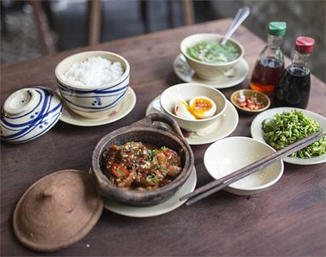 Nói về việc mở quán cơm của mình, Mai Phương Thúy chia sẻ: 'Xuất phát từ đặc thù công việc khi phải di chuyển từ nơi này đến nơi khác, trong nước cũng như ngoài nước nên Thúy thường xuyên thèm một bữa cơm gia đình. Nhìn ra xung quanh, Thúy thấy cũng có rất nhiều người giống mình'.