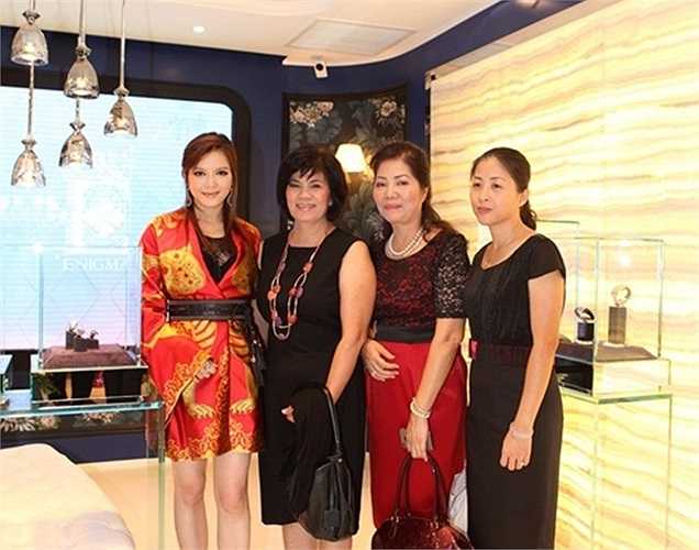 Trong trung tâm Thương mại riêng có tên Lynk Luxury Gallery, Lý Nhã Kỳ kinh doanh chuyên 2 dòng sản phẩm Ready To Wear và Haute Couture (Thời trang cao cấp và limited) cùng các sản phẩm độc đáo từ hơn 20 thương hiệu thời trang đẳng cấp: Georges Hobeika, Alexis Mabille, Richard Nicoll, Jaonathan Saunders, Alberta Ferretti...