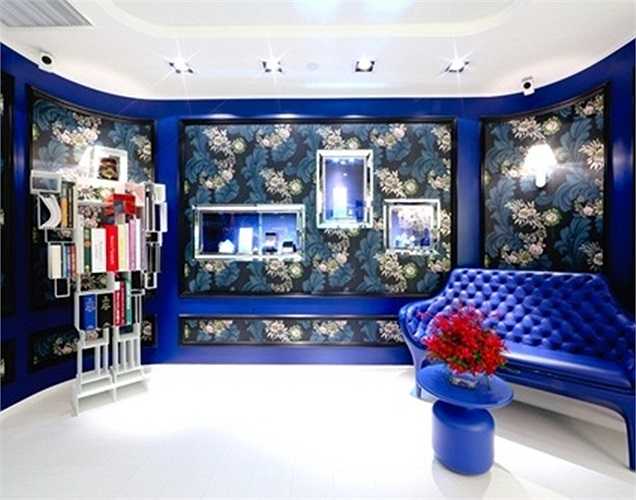 Ngoài ra, Lynk Luxury Gallery còn có trang thiết bị nội thất duy nhất tại Việt Nam (Lalique, Skincare), dành cho các chính khách, doanh nhân, các ngôi sao trong nước và quốc tế mong muốn có một phong cách thật sang trọng.