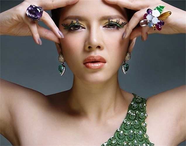 Kinh doanh nhãn hàng kim cương nổi tiếng thế giới và cô cũng làm đại diện cho thương hiệu của mình