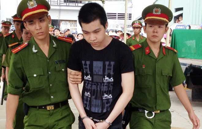 Thiếu nữ bật khóc nhìn bạn học lên xe tù