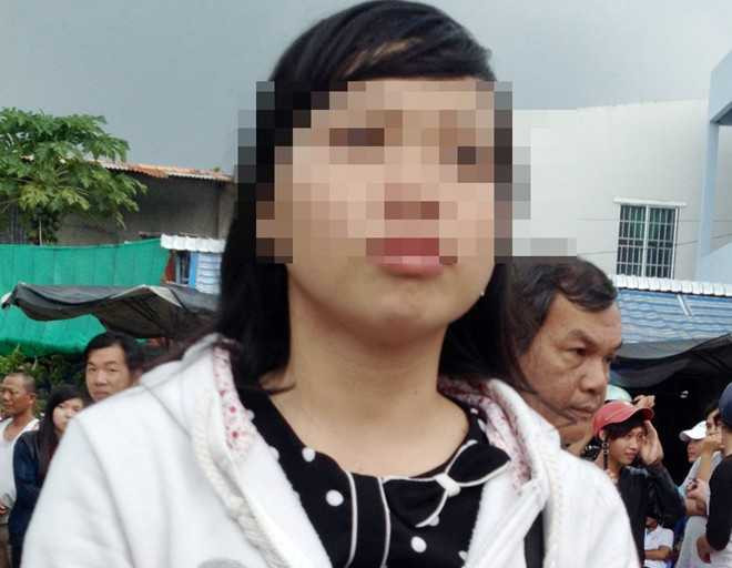 Thiếu nữ bật khóc nhìn bạn học lên xe tù