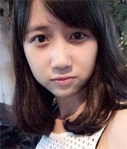 Bức ảnh chụp nữ sinh này được đăng tải trên một diễn đàn dành cho giới trẻ với tiêu đề 'Em đẹp không cần son phấn… duyên thầm xinh… thật xinh... rất hiền'.