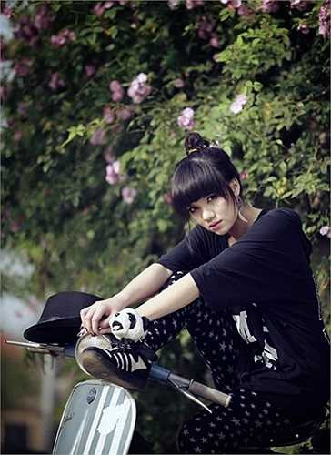 Quỳnh Hoa sở hữu chiều cao lý tưởng 1m70 cùng một gương mặt sắc sảo, cá tính. Ngoài ra cô bạn này còn cực yêu thích nhảy hiphop.