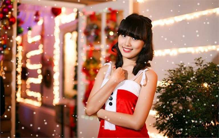 Trang Linzy cũng là một trong 12 thí sinh nữ sinh xinh đẹp nhất của đêm chung kết Tài sắc Phương Đông 2012.