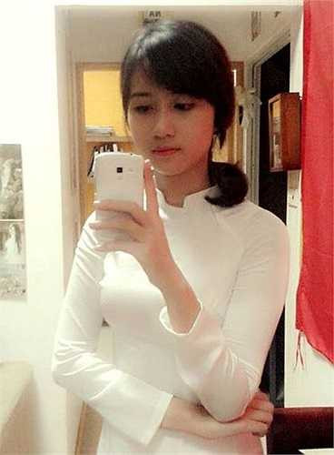 Được biết, cô gái trong bức ảnh tên là Vũ Ngọc Châm, sinh năm 1996 và hiện đang là sinh viên năm nhất trường Đại học Phương Đông, Hà Nội. Bức ảnh trên được chụp trong một cuộc thi tại trường. 