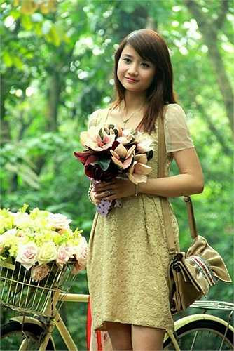 Sở hữu một khuôn mặt bầu bĩnh, làn da trắng hồng tự nhiên, đôi mắt tròn to, Bùi Thị Hà là một hot girl được nhiều người biết đến ở ĐH Phương Đông.