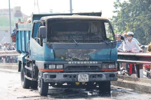 Xe ben bốc cháy dữ dội, tài xế tung cửa thoát thân