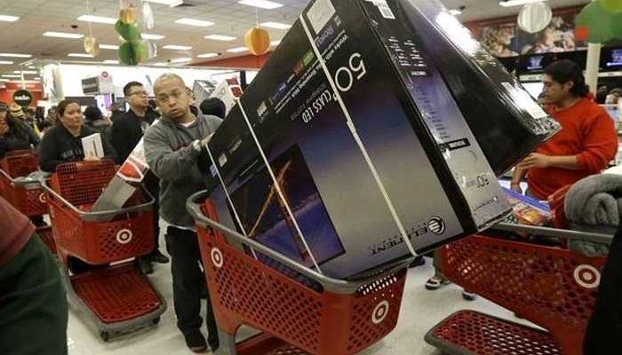 Tương tự các mặt hàng gia dụng, tivi là sản phẩm có mức hạ giá mạnh nhất vào ngày lễ Black Friday. Hình ảnh người tiêu dùng bước ra khỏi các cửa hàng với những chiếc màn hình mới nhất trong ngày giảm giá đã trở nên quá đỗi phổ biến tại Mỹ.