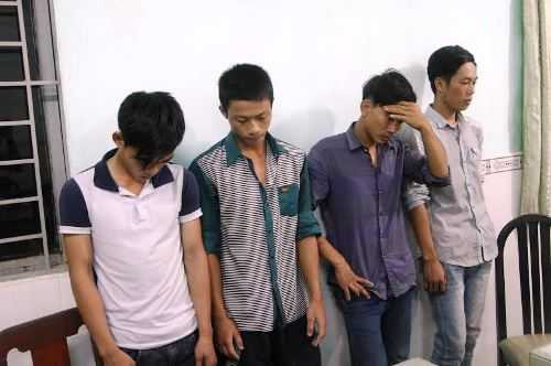 Cầm dao rượt đuổi người dân cướp xe máy