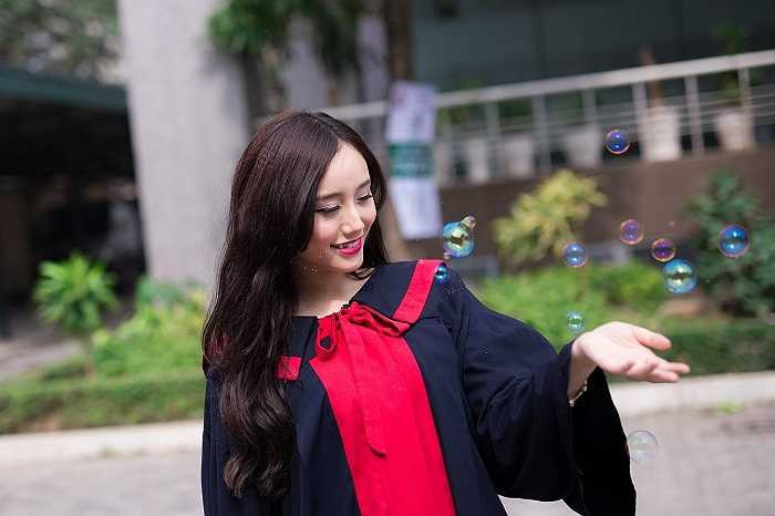 Sở hữu gương mặt trong sáng, vóc dáng cân đối, hot girl Ngân Búng là cái tên không còn lạ lẫm với giới trẻ Hà thành hiện nay.