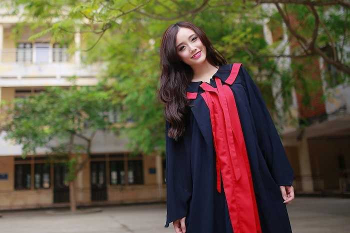 Tuy yêu thích và bận rộn với công việc nhưng Ngân vẫn hoàn thành tốt việc học. Cô sẽ tốt nghiệp khi kết thúc kì học tới.