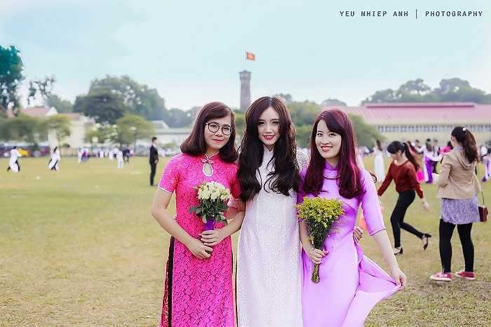 Ngân Búng rạng rỡ bên bạn bè.