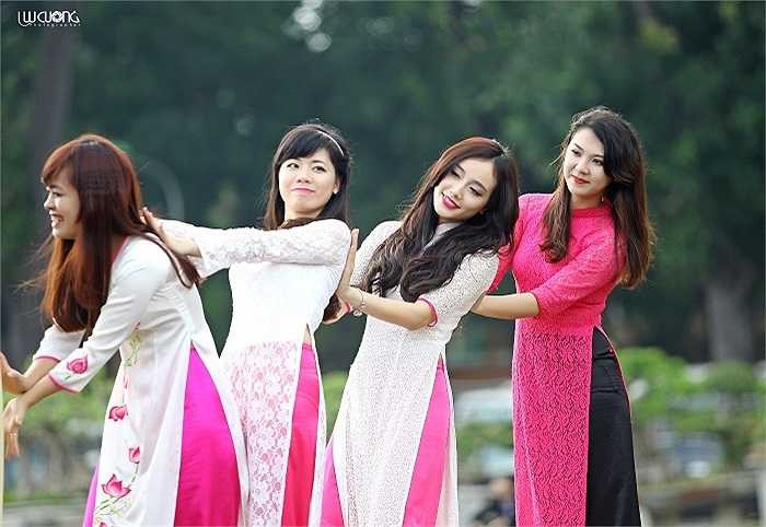 Ngân luôn nổi bật trong đám đông bởi nét đẹp trong sáng, cuốn hút.