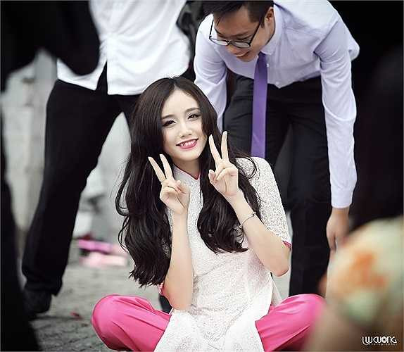 Nụ cười rạng rỡ với chiếc răng khểnh cực duyên.