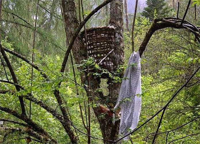 Người Nyingchi và Kangbei tin rằng, cách mai táng đó sẽ giúp những linh hồn non trẻ dễ lên thiên đàng.