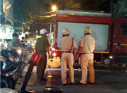 Nam thanh niên ôm bình gas đòi chết, khu phố náo loạn