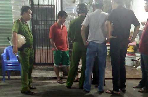 Nam thanh niên ôm bình gas đòi chết, khu phố náo loạn